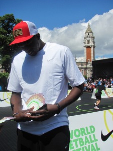 Loul Deng Holding 5B£ with his face